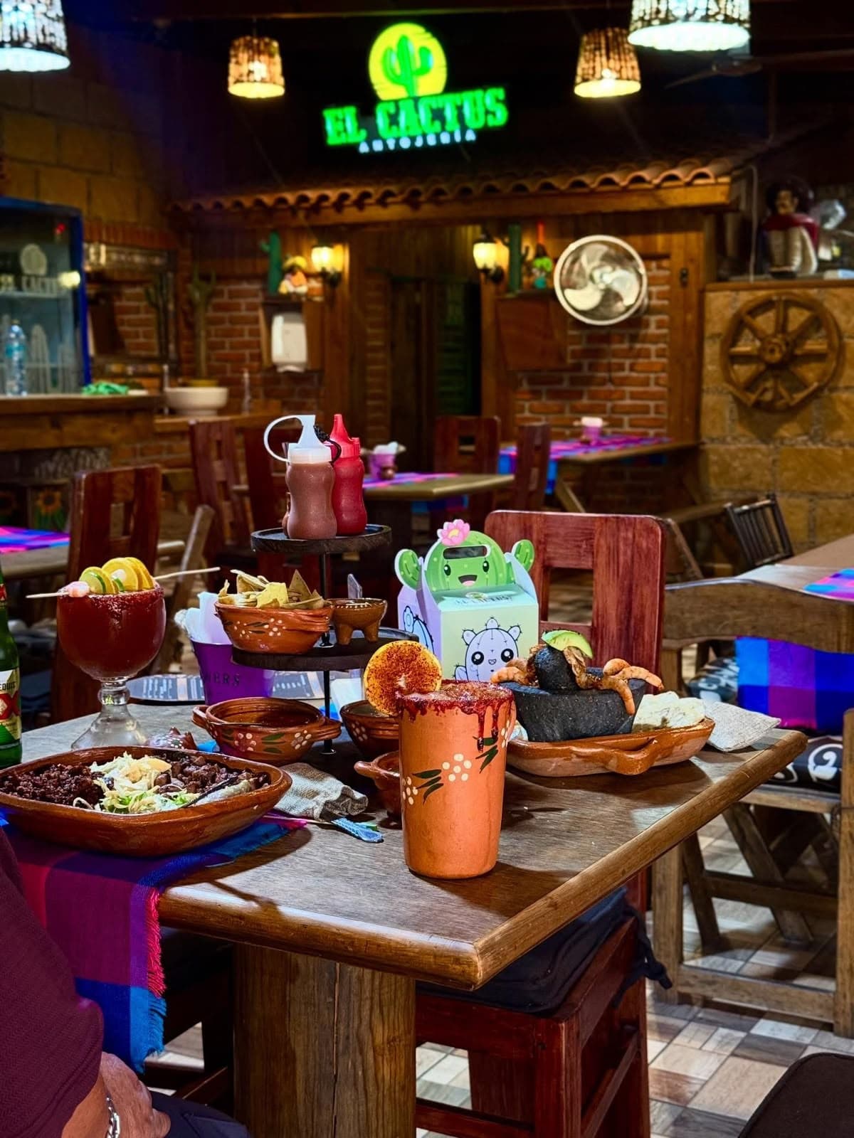 Platillos, cantaritos y ambiente en El Cactus Antojería