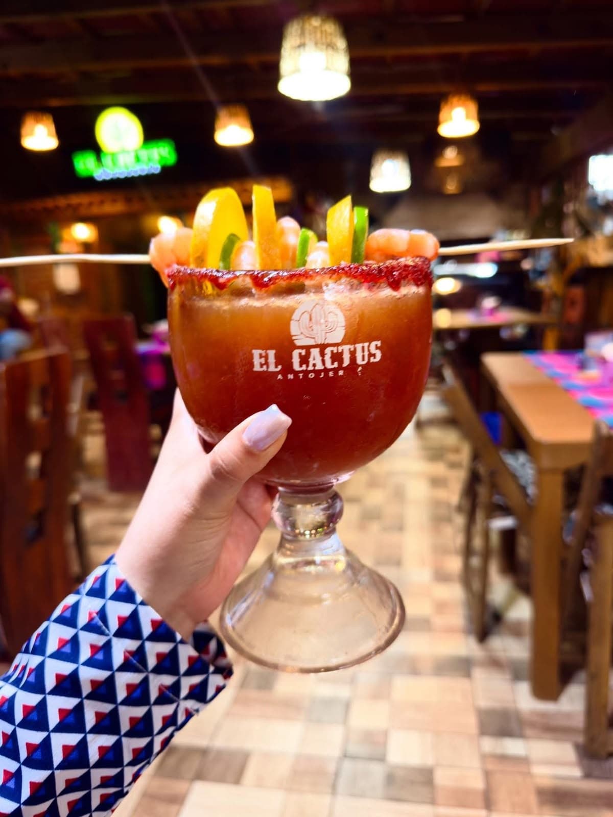 Bebidas y botanas en mesa de madera